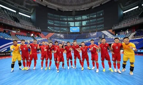 Futsal Việt Nam vào tứ kết châu Á; Thầy Park đàm phán hợp đồng mới