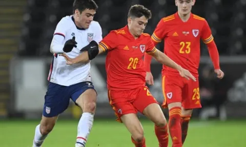 Không có Giggs, Xứ Wales hòa nhạt nhẽo, Bale lôi MacBook ra xem