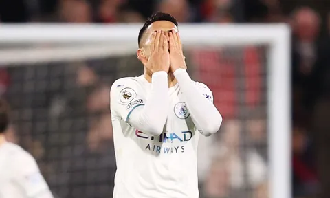 Gary Neville chỉ ra điểm thua thiệt của Man City so với Liverpool