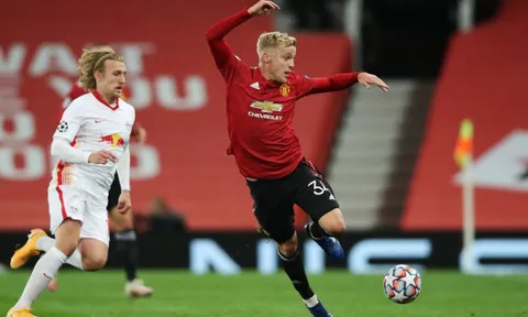 Gary Neville dùng 1 từ để miêu tả màn trình diễn của Van de Beek trận Leipzig