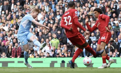 Gary Neville hạ thấp MU