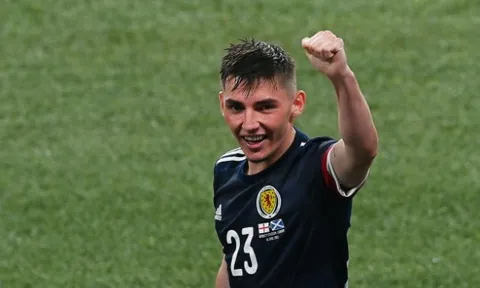 Gary Neville khen Billy Gilmour hay hơn cả Kalvin Phillips
