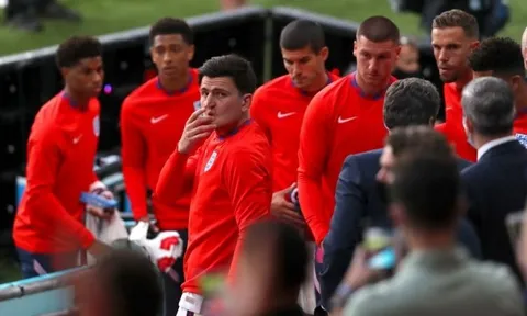 Gary Neville lo ngại cho tương lai của Harry Maguire