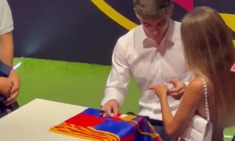 Khoảnh khắc NHM Barca phát cuồng vì Gavi