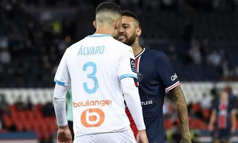 Gây hấn với Neymar, hậu vệ Marseille nhận về cơn ác mộng