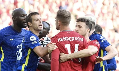 Gây hấn với sao Chelsea, thủ quân Liverpool bị chỉ trích