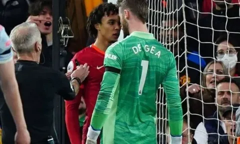 De Gea nổi cáu với Alexander-Arnold sau bàn thua ở phút thứ 5