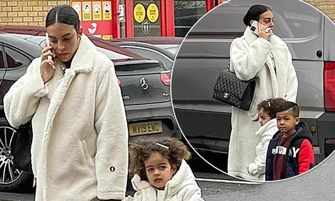 Georgina vác bụng bầu đến Old Trafford, chứng kiến fan nữ đòi hôn Ronaldo