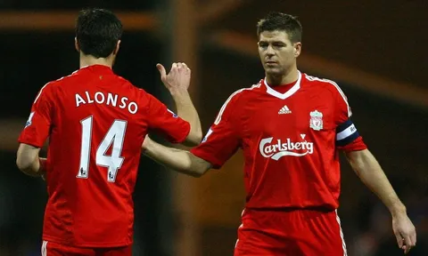 Gerrard nhận câu trả lời từ Xabi Alonso và Luis Suarez