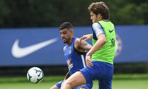 Thay Ashley Young, Conte nhắm bộ đôi "người thừa" của Chelsea