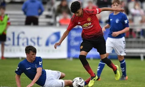 Zidane Iqbal - nhạc trưởng trẻ tuổi của Man Utd là ai?