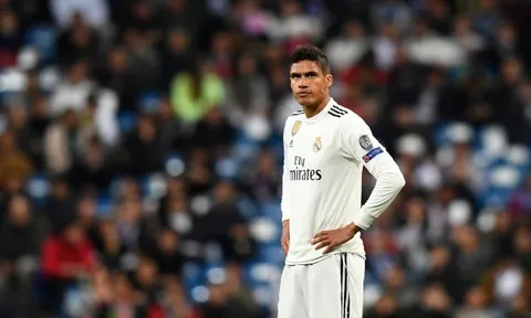 Chelsea và ông lớn Châu Âu muốn cướp Varane vào phút chót