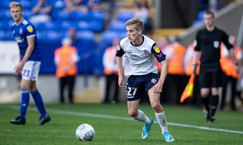 Bolton gặp khó, nguy cơ mất ''ngọc quý'' vào tay cựu vương Premier League