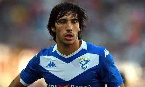 Theo đuổi Pirlo 2.0, Man United nhận ngay "trái đắng"