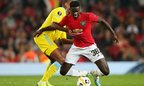 2 đội bóng muốn chiêu mộ trung vệ Man Utd