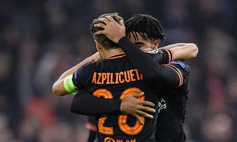 Azpilicueta: "Rất khó khi phải cạnh tranh suất đá chính với cậu ta"