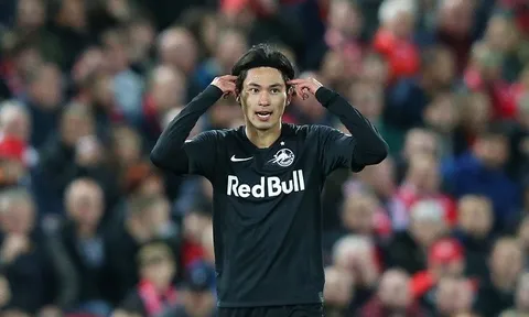 Vừa volley ''cháy lưới'' Adrian, sao Nhật Bản đã được Liverpool đưa vào tầm ngắm