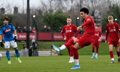 SỐC! 'Kỷ lục gia' Liverpool bị đồng đội mắng thẳng mặt: "Câm miệng lại"