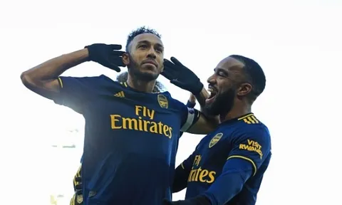 Sút penalty thành công, Aubameyang hành xử quá sốc với thủ môn đối phương