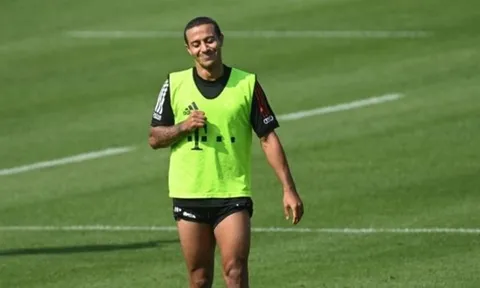 Với 1 hành động, Man Utd “giúp” Liverpool tiến gần đến Thiago