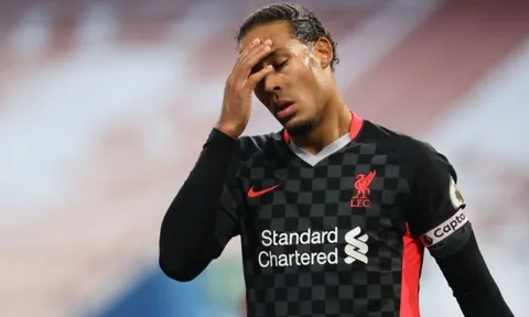 Jamie Carragher: "Trận thua điên rồ. Tôi không thể tin Van Dijk đã thi đấu"