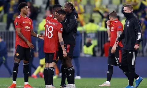 Fernandes lần đầu lên tiếng khi M.U thua CK Europa League
