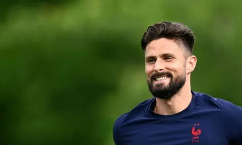 Giroud bóng gió việc rời Chelsea