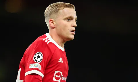 Ngã ngửa khi Van de Beek ra sân còn ít hơn cầu thủ đã rời M.U từ lâu