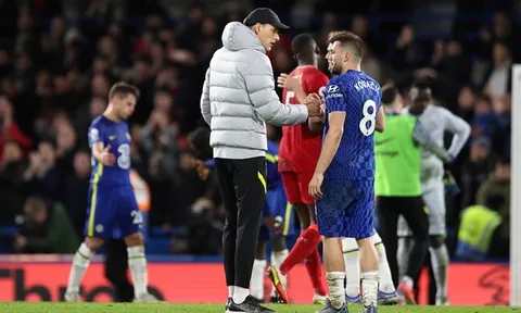 Neville khen ngợi 1 cái tên của Chelsea trước Liverpool