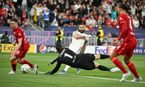 Vì sao bàn của Benzema vào lưới Liverpool không hợp lệ?