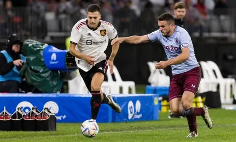 Phản ứng của Dalot khi Ten Hag 'sấy tóc' phòng thay đồ M.U