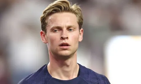 Nội bộ M.U tiết lộ cho Harry Redknapp tin sốc về De Jong