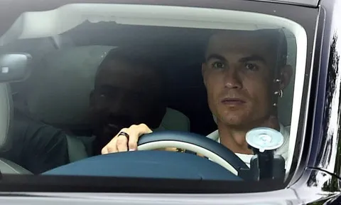 Ronaldo hỏi thăm cầu thủ M.U một chuyện trước khi đàm phán