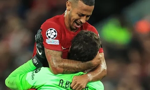 Alisson tạo nên khác biệt trước Ajax