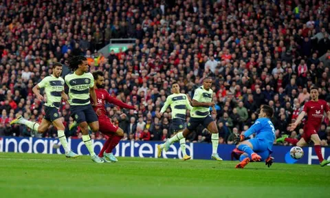 Neville 'ngả mũ' với 1 cầu thủ trận Liverpool - Man City