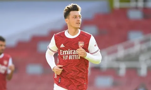 “Tôi đã sốc khi biết tin Ozil bị loại khỏi đội hình Arsenal”