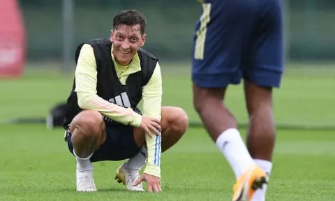 Arsenal bại trận, Ozil lập tức phản ứng