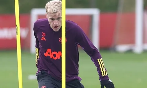 Neville: “Cậu ta không biết mình đang làm gì ở Man Utd”
