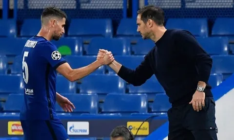 Lampard gặp khó khăn ở Chelsea, đồng đội cũ lên tiếng bênh vực