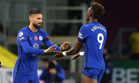 Giroud bị đối xử tệ, người đại diện gửi lời cảnh báo đến Chelsea