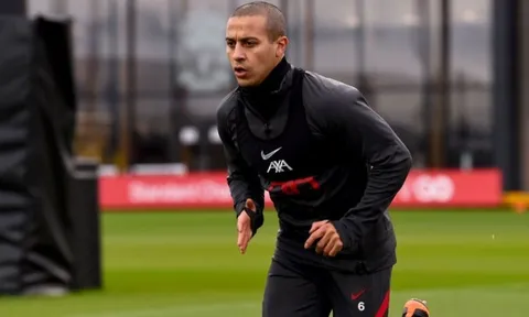 Sau tất cả, Klopp lên tiếng về khả năng tái xuất của Thiago