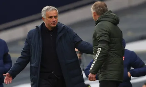 "Sập bẫy" chủ tịch Tottenham, Mourinho bị sa thải đầy tức tưởi
