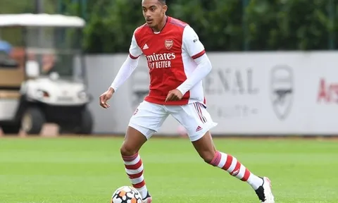 Campbell: "Arsenal đã đúng khi quyết định đem Azeez cho mượn"