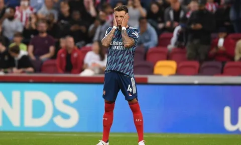 Neville chê 1 cái tên Arsenal sau trận thua Brentford