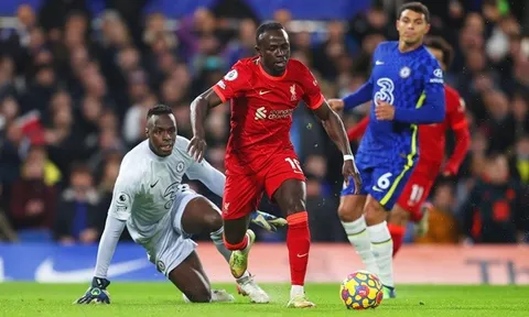Sao Liverpool may mắn không bị đuổi khỏi sân