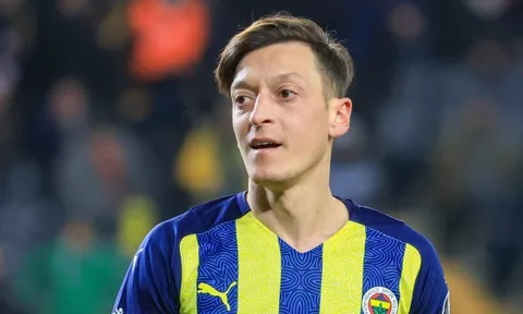 Bật HLV, Mesut Ozil bị cấm thi đấu "vô thời hạn"