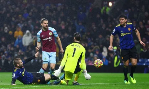 "Harry Maguire tệ hại, may mắn còn ở lại trên sân"