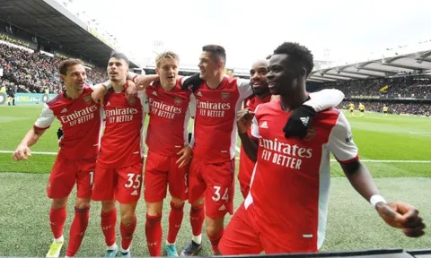 "Arsenal đá như thời đỉnh cao với Wenger, có hình bóng Henry, Berkgamp"