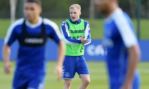 Van de Beek có ra sân chống lại Man Utd?