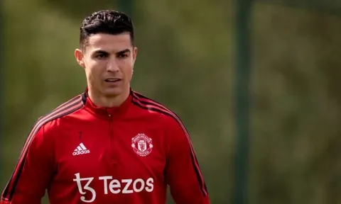 Carragher: "Ngay cả phòng thay đồ M.U cũng không muốn có Ronaldo"
